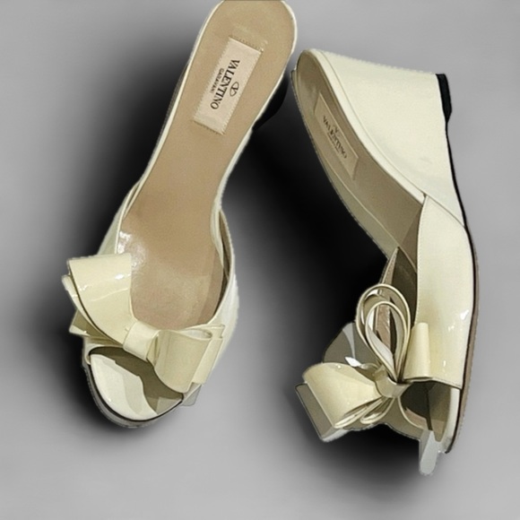 Valentino Garavani Shoes - Valentino Garavani Ivory Bow Heels Size 8.5 👠